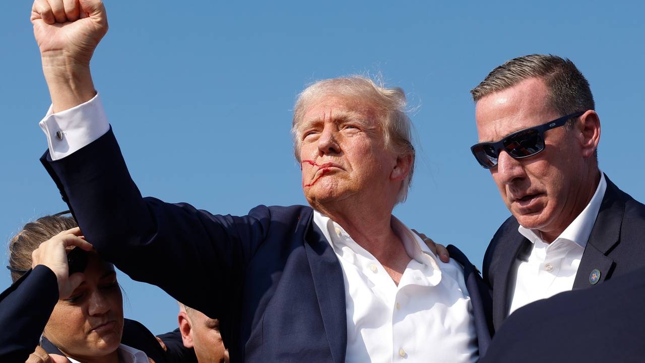 Donald Trump é atingido por tiro de raspão na orelha durante comício nos Estados Unidos