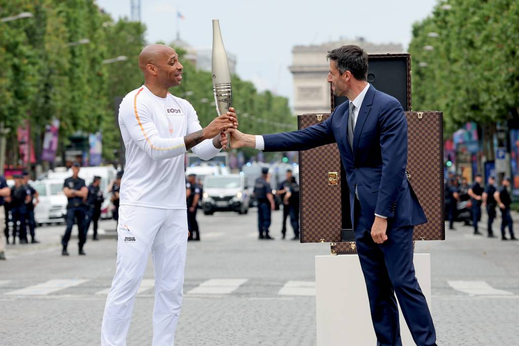 Paris Celebrates Bastille Day 2024 With Olympic Spirit TRIUNFO - Thierry Henry, técnico da seleção olímpica de futebol: na maratona da chama
