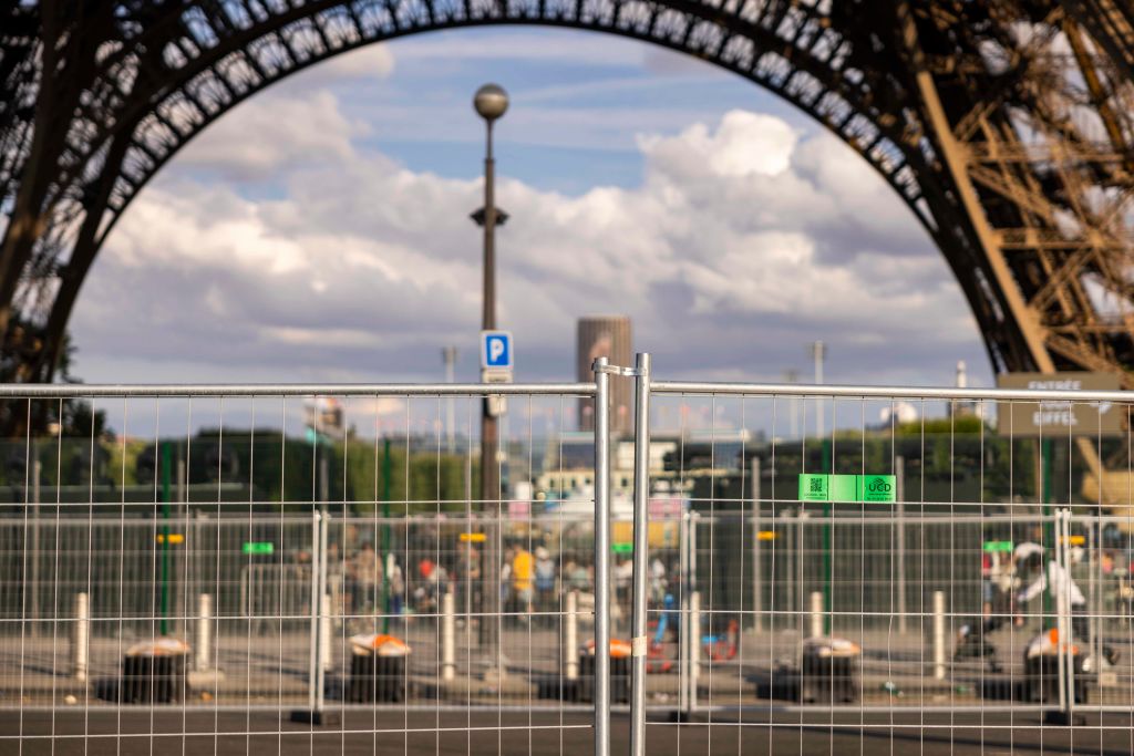 Paris 2024 Olympic Games – Previews Barreiras de metal ao redor da Torre Eiffel em Paris e o rio Sena: paisagem alterada para abertura dos Jogos Olimpíadas -