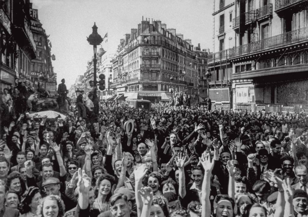 Liberation Of Paris LIBERADA - O povo comemora o fim da ocupação alemã, em 1944: triste capítulo
