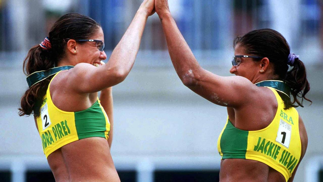 Sandra Pires e Jackie Silva no pódio, na Olimpíada de Atlanta. 27/07/2024