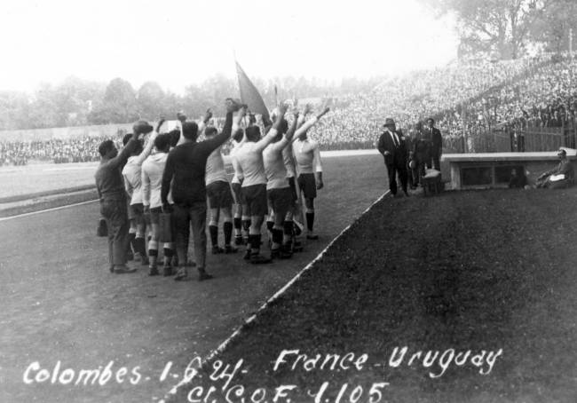 Oly 1924 Paris Ballsport (Eingeschränkte Rechte für bestimmte redaktionelle Kunden in Deutschland. Limited rights for specific editorial clients in Germany.) Frankreich - Uruguay im Stade de Colombes - Die uruguayanischen Spieler jubeln gemeinsam nach ihrem Sieg auf der Aschenbahn den Zuschauern zu. (Photo by ullstein bild/ullstein bild via Getty Images)