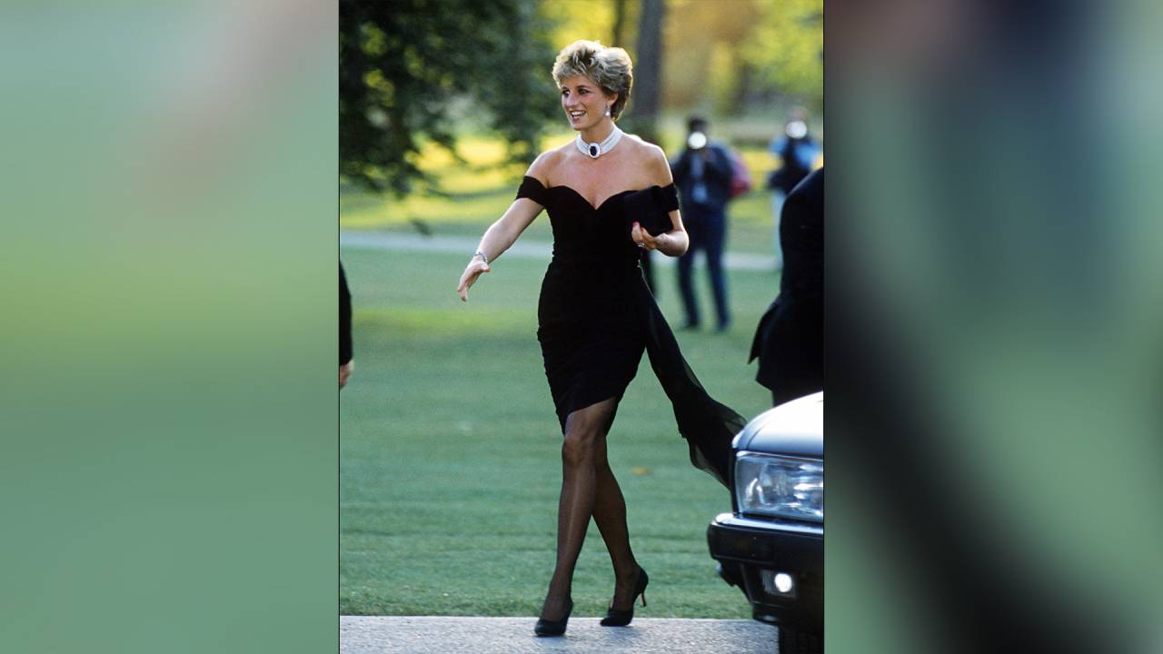 ÍCONE - A princesa com o vestido curto e decotado: Charles, sem eira nem beira, foi relegado ao anonimato