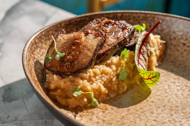 Lingua e arroz papado_Exímia_Crédito Kato (3) Língua e arroz papado, um dos destaques do menu assinado por Manu Buffara -