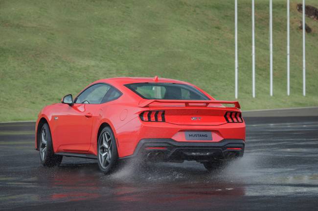 Mustang GT Performance_pista (21) (1) Versão do esportivo à venda no Brasil tem freio de estacionamento eletrônico com alavanca para fazer drift -