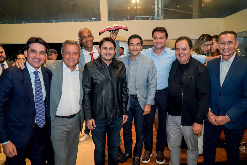 VIN08511.JPG FAVORITO - Elmar Nascimento (o segundo da dir. para a esq.): aniversário comemorado ao lado de ministros e deputados