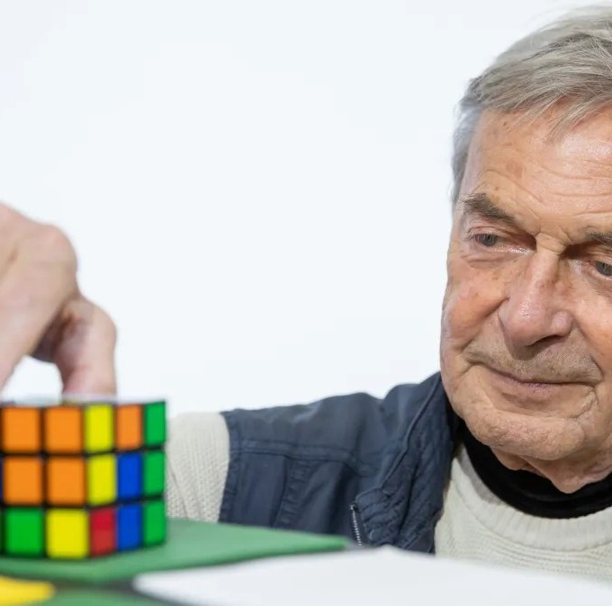 O que diz inventor sobre os 50 anos do desafiador ‘cubo mágico’