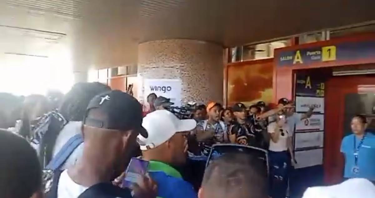 ‘Queremos voar’, protestam cubanos em Havana para deixar o país
