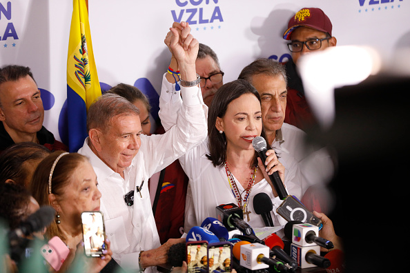Líder da oposição, María Corina Machado, e seu candidato à presidência Edmundo González Urrutia discursam após o Conselho Nacional Eleitoral (CNE) anunciar a vitória de Nicolás Maduro nas eleições. 29/07/2024