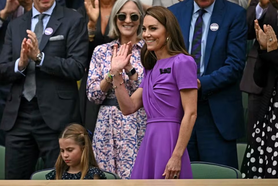 Kate Middleton: sorridente em sua segunda aparição pública