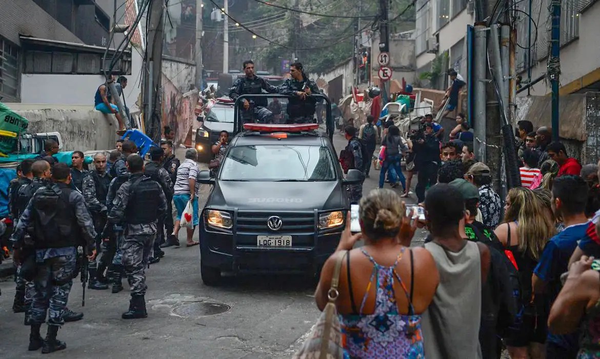 Ação policial em favela. Bairros ricos e com maior percentual de pessoas brancas estão praticamente imunes a esse tipo de ação