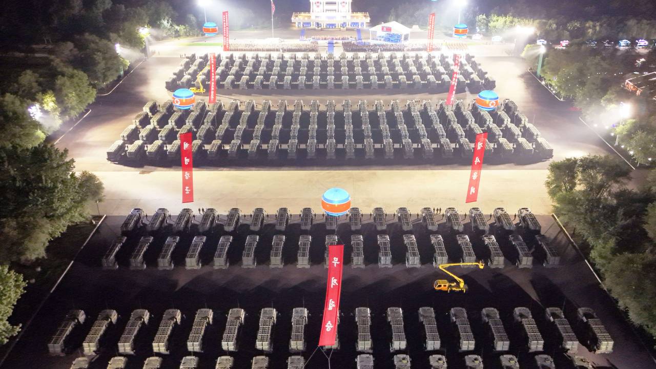 Cerimônia de transferência de 250 novos lançadores de mísseis balísticos táticos para o Exército Popular Coreano na fronteira com o Sul. 04/08/2024