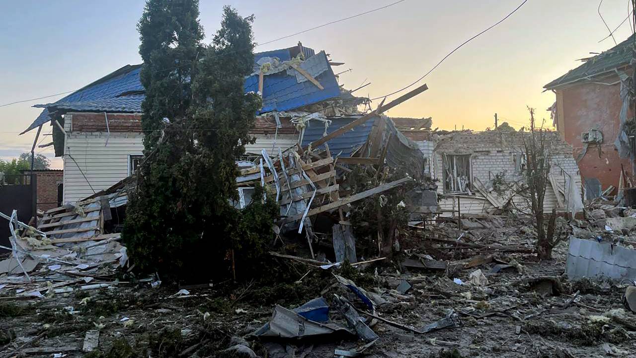Casas danificadas por ataques ucranianos na região de Kursk, no sudoeste da Rússia. 06/08/2024