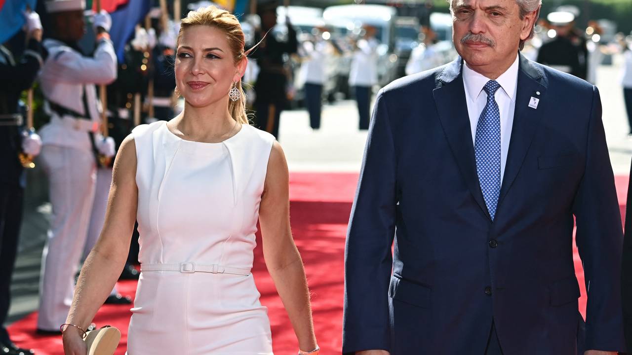 O então presidente da Argentina, Alberto Fernández, acompanhado da primeira-dama Fabiola Yáñez. 09/06/2022