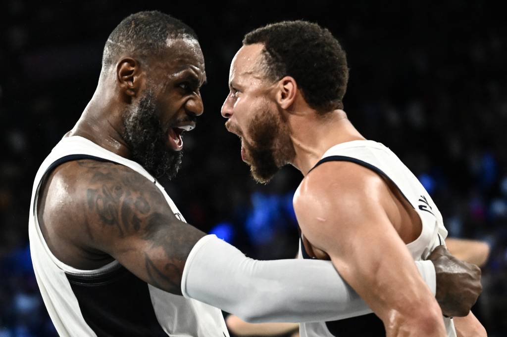 BASKETBALL-OLY-PARIS-2024-USA-SRB USA's #06 LeBron James (L) celebrates with USA's #04 Stephen Curry at the end of the men's semifinal basketball match between USA and Serbia during the Paris 2024 Olympic Games at the Bercy Arena in Paris on August 8, 2024. (Photo by Aris MESSINIS / AFP)