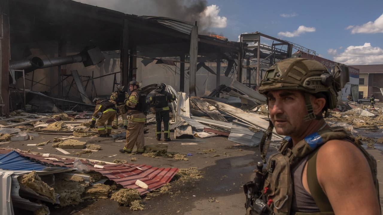 EDITORS NOTE: Graphic content / Ukrainian emergency and rescue personnel inspect the destroyed supermarket following a Russian strike, in Kostyantynivka, eastern Donetsk region, on August 9, 2024, amid the Russian invasion of Ukraine. A Russian strike on a supermarket in the eastern Ukrainian town of Kostyantynivka on August 9, killed at least 10 people and injured 35, Ukraine's interior minister said. The town is about 13 kilometres (eight miles) from the nearest Russian positions and faces almost daily strikes. (Photo by Roman PILIPEY / AFP)