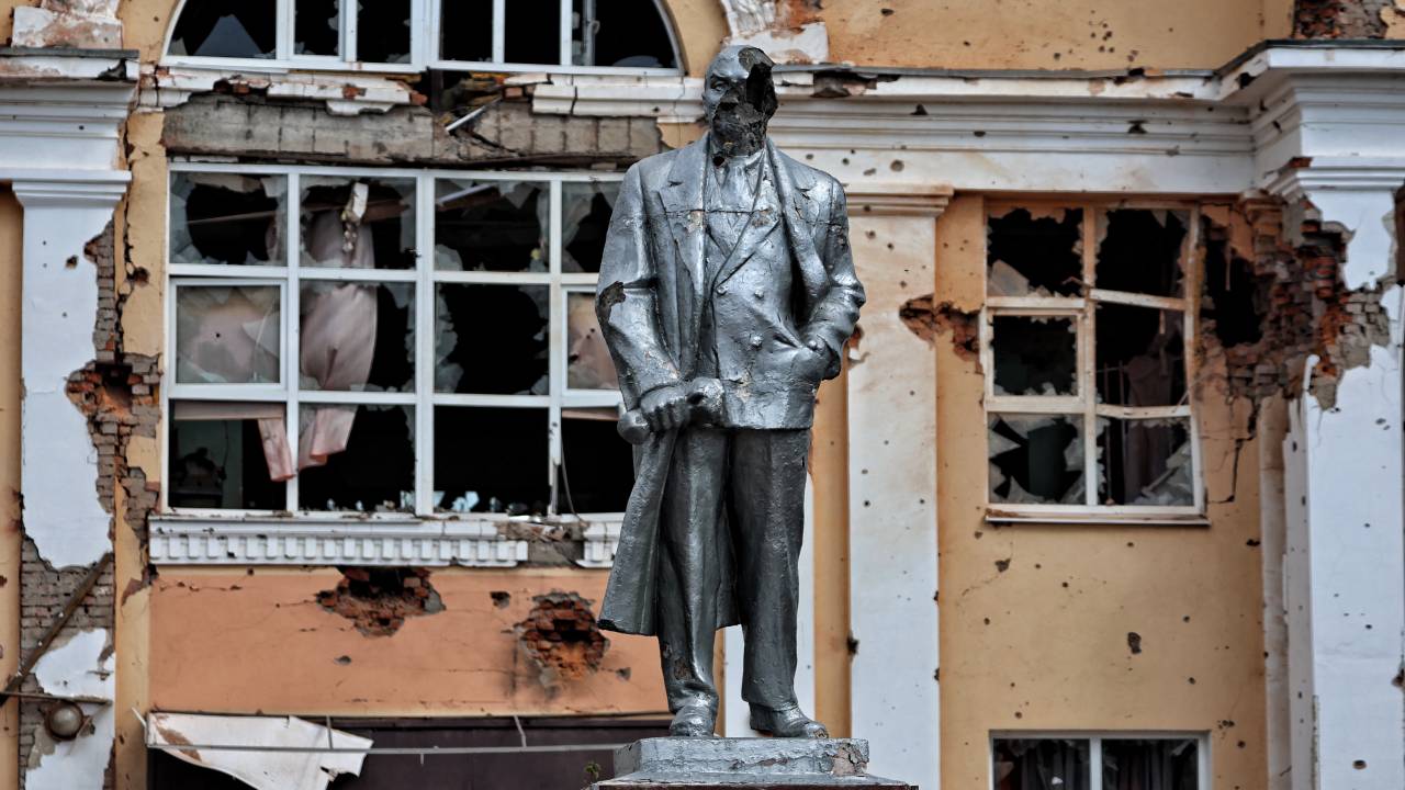 This photograph taken on 16 August, 2024, during a media tour organised by Ukraine, shows a damaged statue of the founder of the Soviet Union Vladimir Lenin in the Ukrainian-controlled Russian town of Sudzha, Kursk region, amid the Russian invasion in Ukraine. Kyiv said August 16, 2024, its incursion into Russian territory had advanced, claiming it aimed to force Russia to negotiate on "fair" terms, as Moscow's troops announced new gains in eastern Ukraine. Two and a half years into Russia's invasion of Ukraine, Kyiv's troops on August 6, 2024, launched a major counter-offensive into Russia's Kursk region, sending more than 120,000 people fleeing. (Photo by Yan DOBRONOSOV / AFP)
