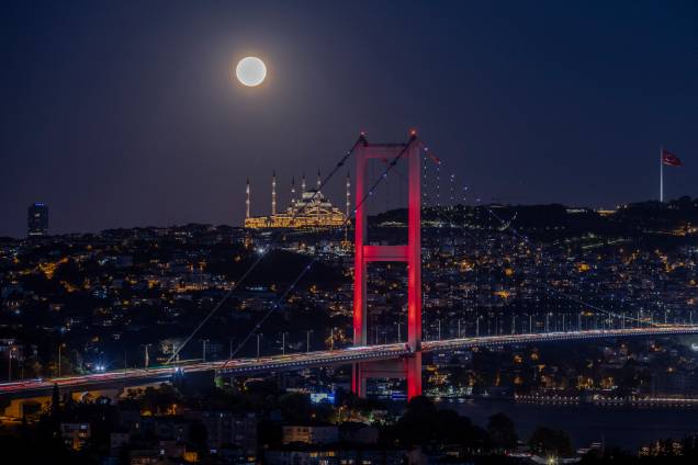 Uma Super Lua Azul nasce atrás da Ponte dos Mártires, em Istambul, na Turquia Uma Super Lua Azul nasce atrás da Ponte dos Mártires, em Istambul, na Turquia