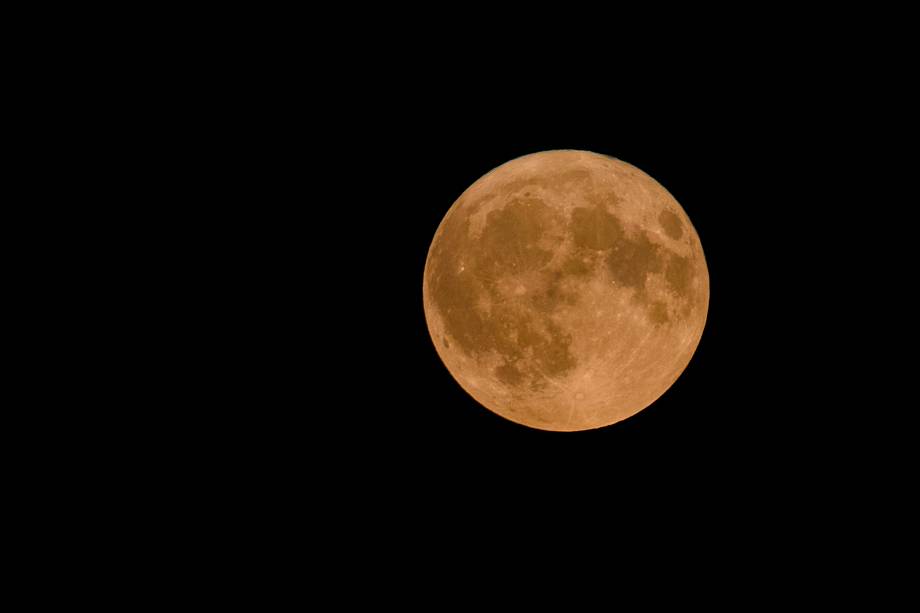 Super Lua Azul no céu sobre Montargis, centro da França