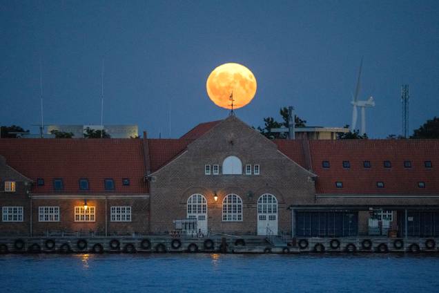 A Super Lua Azul vista de Kongekajen, em Copenhague, na Dinamarca A Super Lua Azul vista de Kongekajen, em Copenhague, na Dinamarca