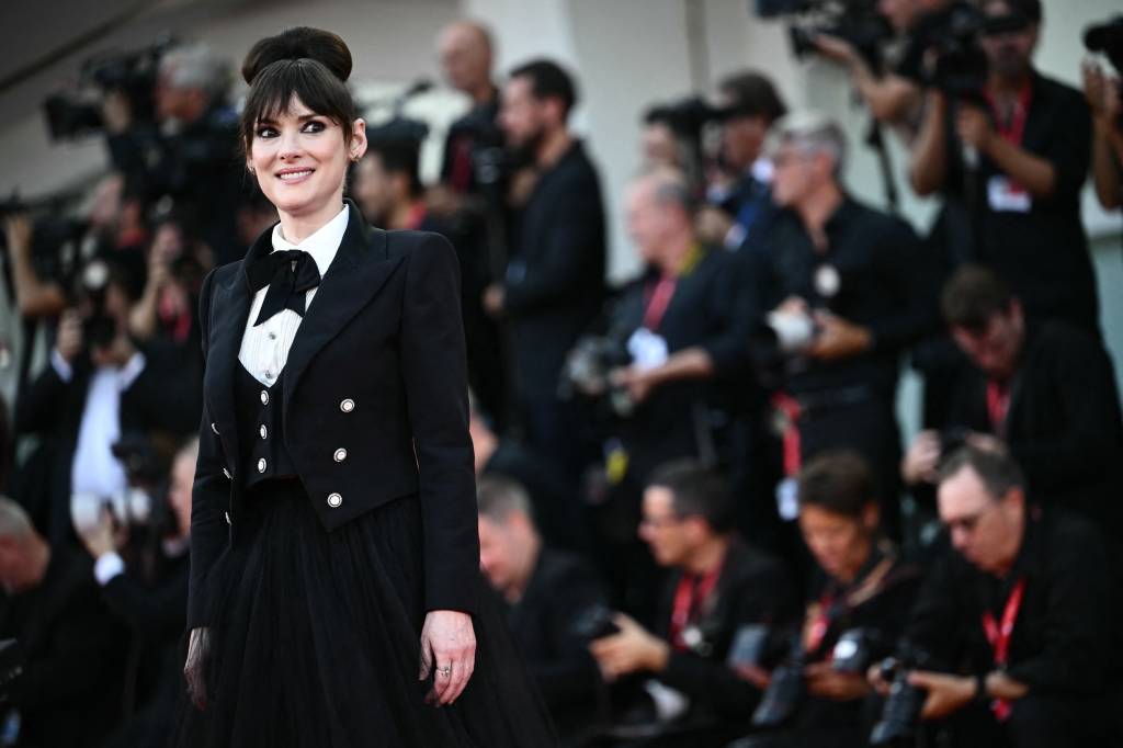 ITALY-CINEMA-VENICE-FILM-FESTIVAL-MOSTRA A mais moderna: Winona Ryder combinando saia de tule a terninho em look da Chanel