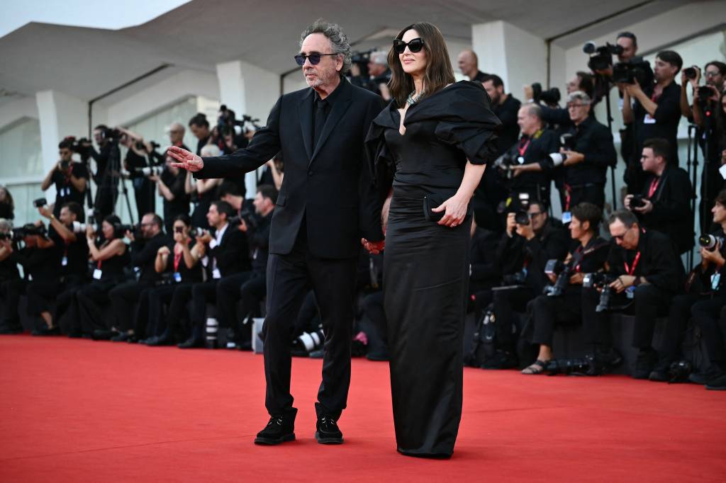 ITALY-CINEMA-VENICE-FILM-FESTIVAL-MOSTRA A mais tradicional: Ao lado de Tim Burton, Monica Bellucci escolheu um longo preto de Vivienne Westwood