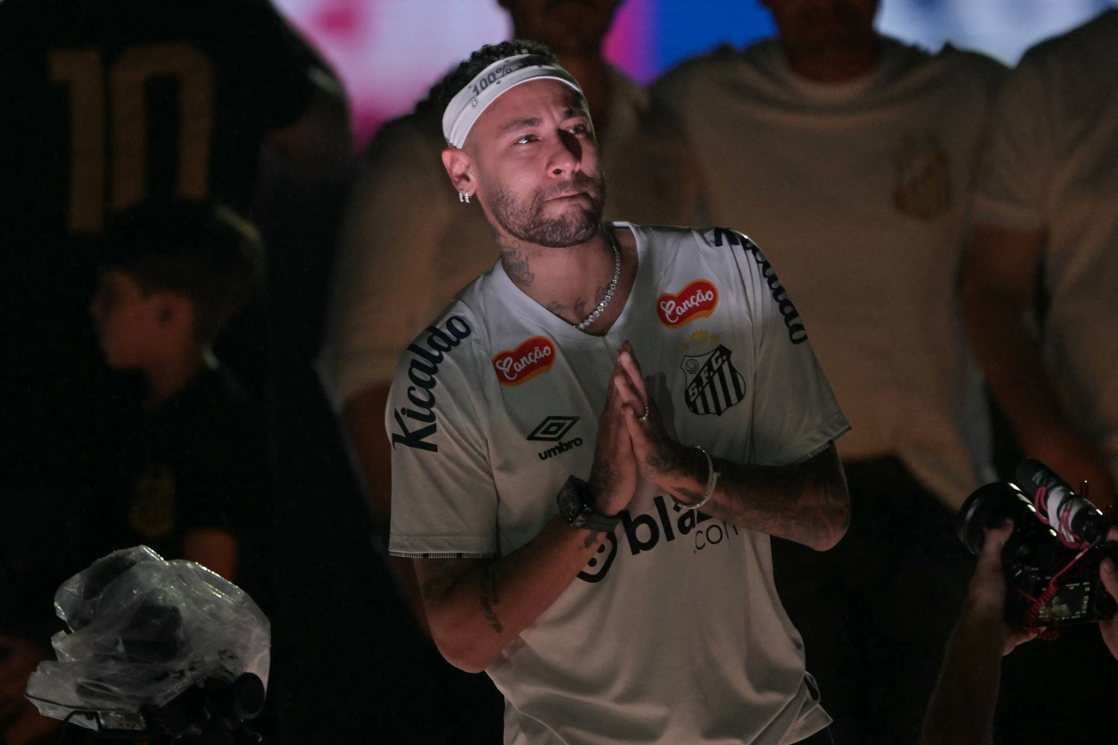 Neymar é apresentado oficialmente à torcida do Santos na Vila Belmiro