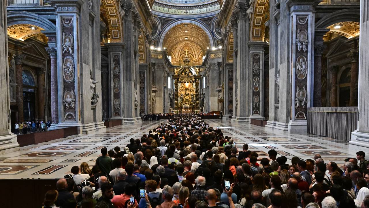 People queue to pay respects as the body of Pope Francis lies in state inside St. Peters Basilica in The Vatican, on April 23, 2025. Tens of thousands of mourners began saying their last goodbyes to Pope Francis at St Peter's Basilica Wednesday, as the body of the late Argentine pontiff began three days of lying in state. (Photo by Tiziana FABI / AFP)