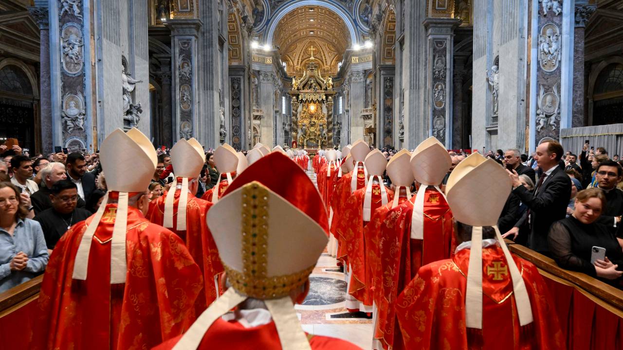Cardeais durante missa pré-conclave