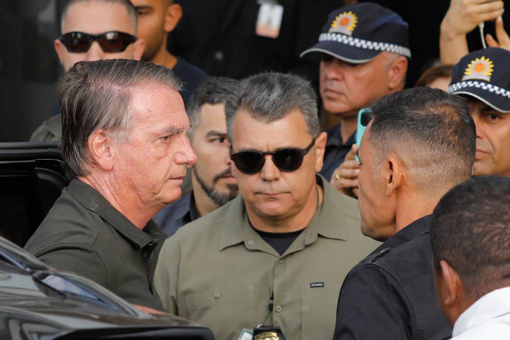 Jair Bolsonaro deixa a prisão domiciliar para procedimento cirúrgico