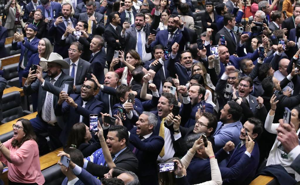 Bolsonaristas comemoram aprovação de urgência do PL d anistia
