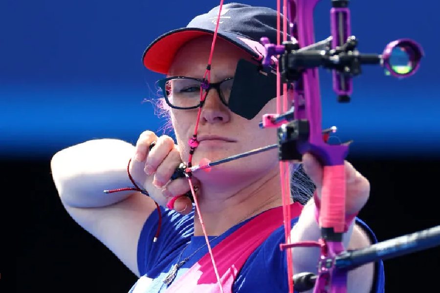 Jodie Grinham, da Grã Bretanha, treina na Esplanade Des Invalides: destaque na Paralimpíada
