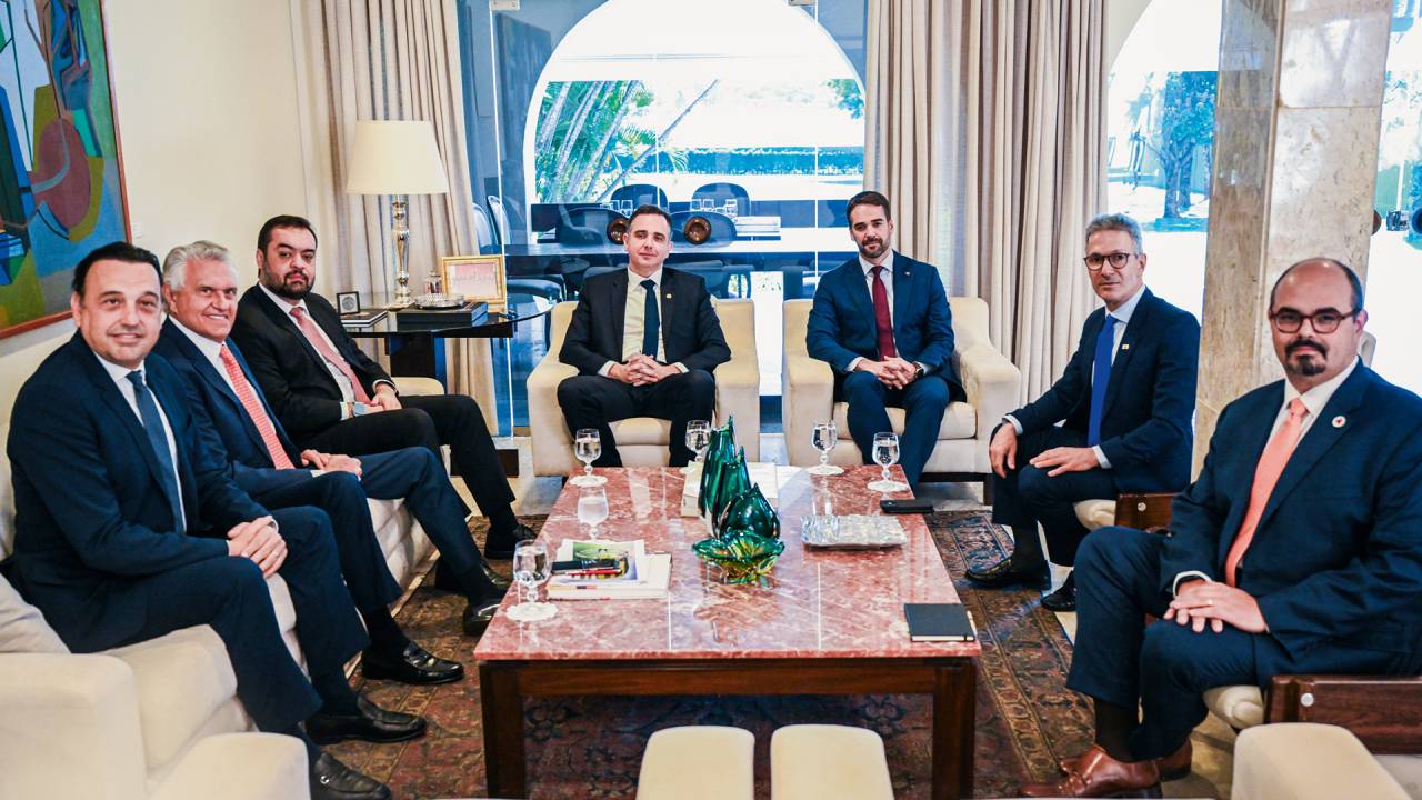 ACORDO - Pacheco (no centro, à esq.) com governadores: bondades