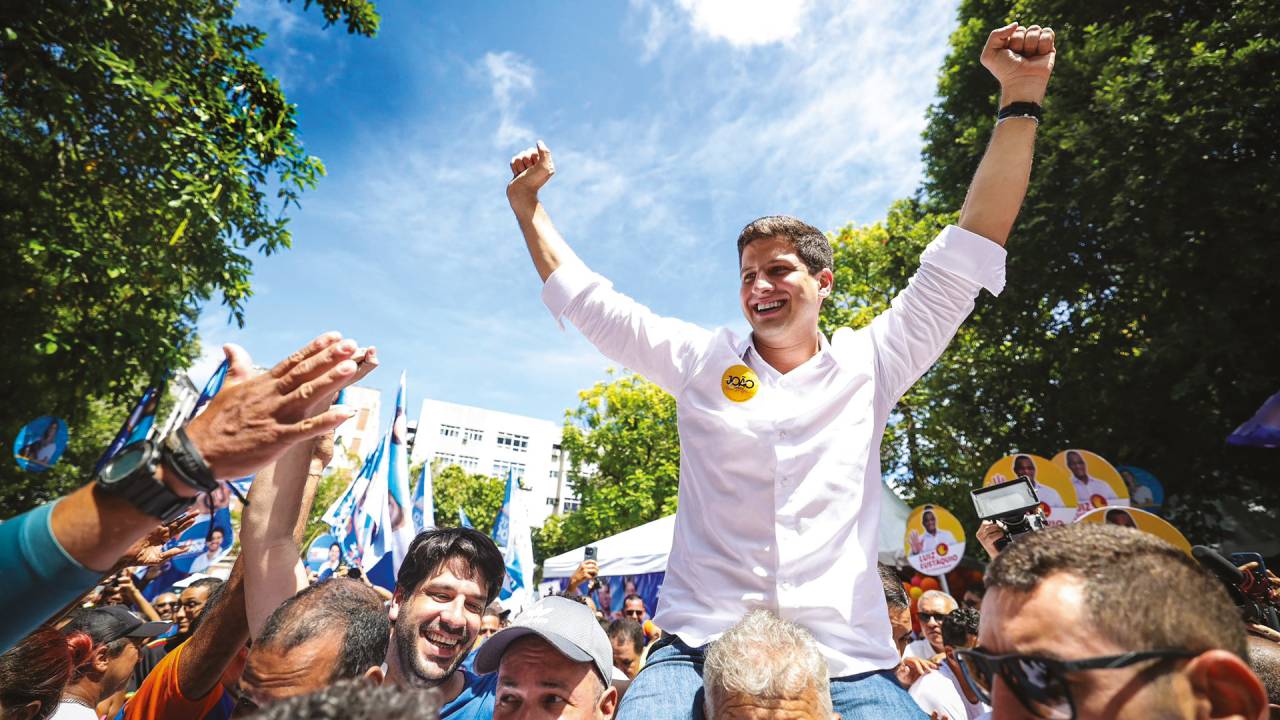 POPULAR - O prefeito durante ato de campanha: seis anos após estrear na política, ele já mira o comando de Pernambuco