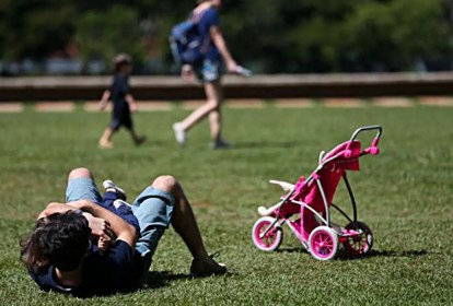 Ampliação da licença-paternidade traz benefícios para o desenvolvimento infantil e para a igualdade de gênero