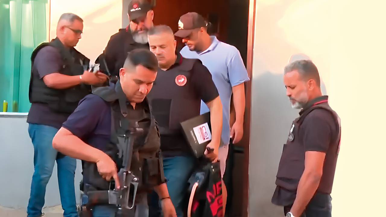 REINCIDENTE - Candidato a vereador, Dinho Resenha (de azul-claro) é preso no Rio: tentativas de fraude em 2020 e 2024