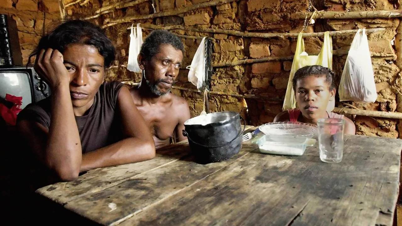 AGONIA - Família sem comida à mesa: o número de pessoas nessa situação é igual ao do fim do segundo mandato de Lula