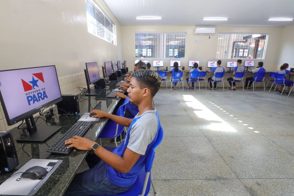 Governo do Pará Estudantes em laboratório de informática