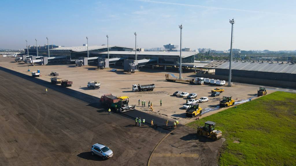 2D-APOIO-AEROPORTODJI_0674.JPG NO CHÃO - Obra em pista do Aeroporto Salgado Filho: sem pousos nem decolagens