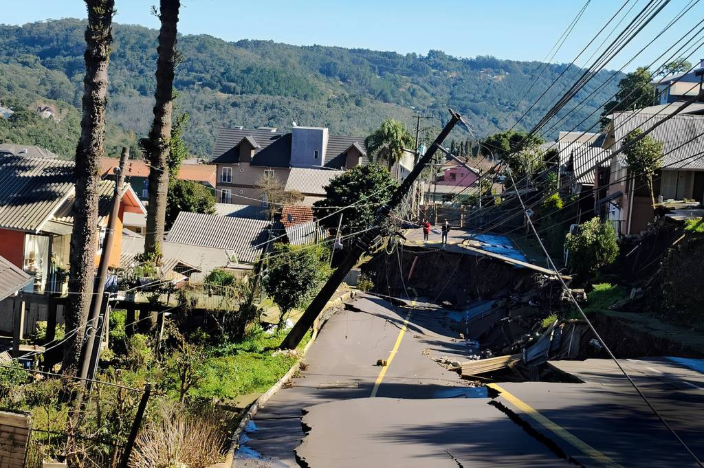 2d-abre-RS—MORADIAS-GRAMADO—RUA—DEMOLICAO-2024-d-internet.jpeg IMPACTO PROFUNDO - Rua afundada em Gramado: cidades turísticas foram duramente afetadas