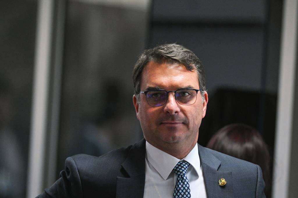 O viralatismo kamikaze por trás do pedido de bombardeio de Flávio Bolsonaro