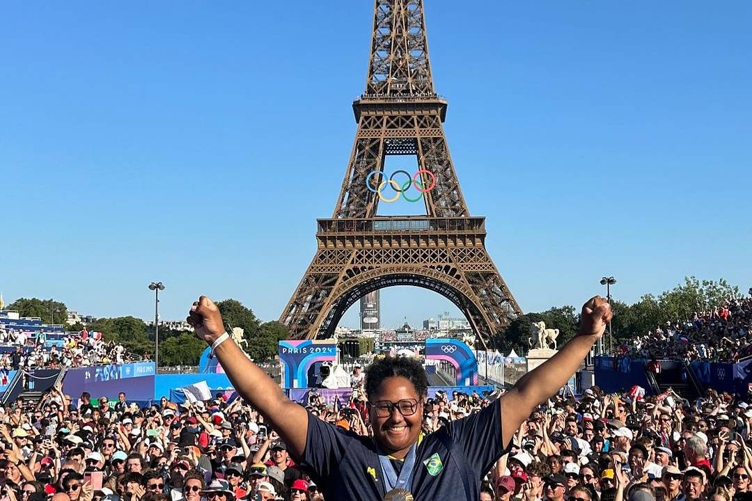 A campeão olímpica na frente da Torre Eiffel: "vou andar disfarçada"