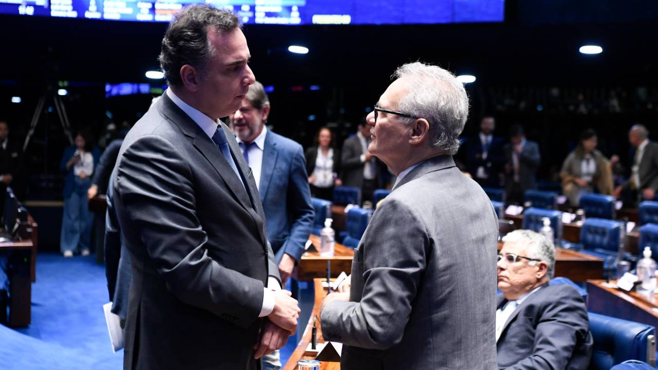 Rodrigo Pacheco e Renan Calheiros conversam no plenário do Senado