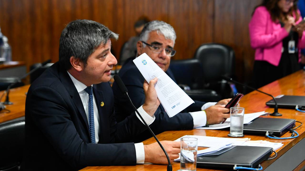 Carlos Portinho exibe documentos que, segundo ele, mostram que a CBF mentiu à CPI das Apostas