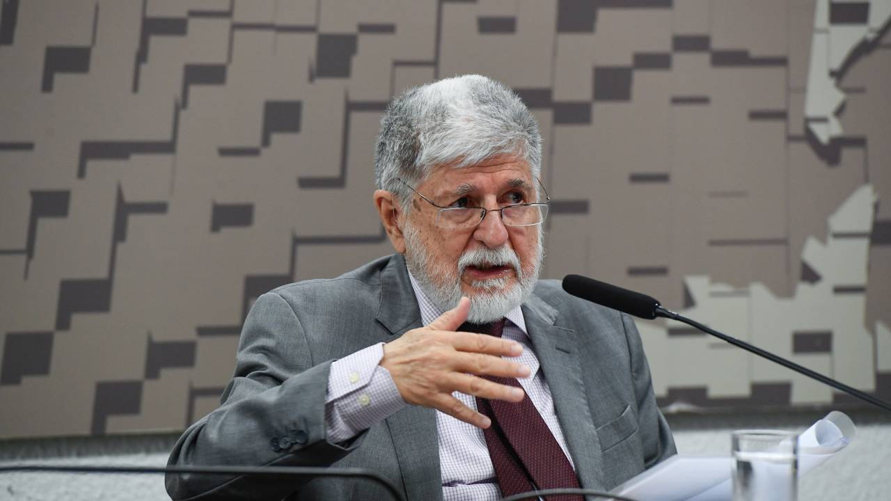 Celso Amorim fala a senadores da Comissão de Relações Exteriores