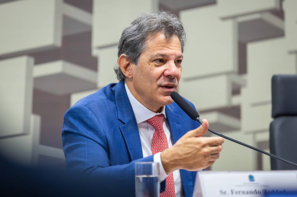 Ibovespa avança e dólar recua com Livro Bege do Fed e falas de Haddad