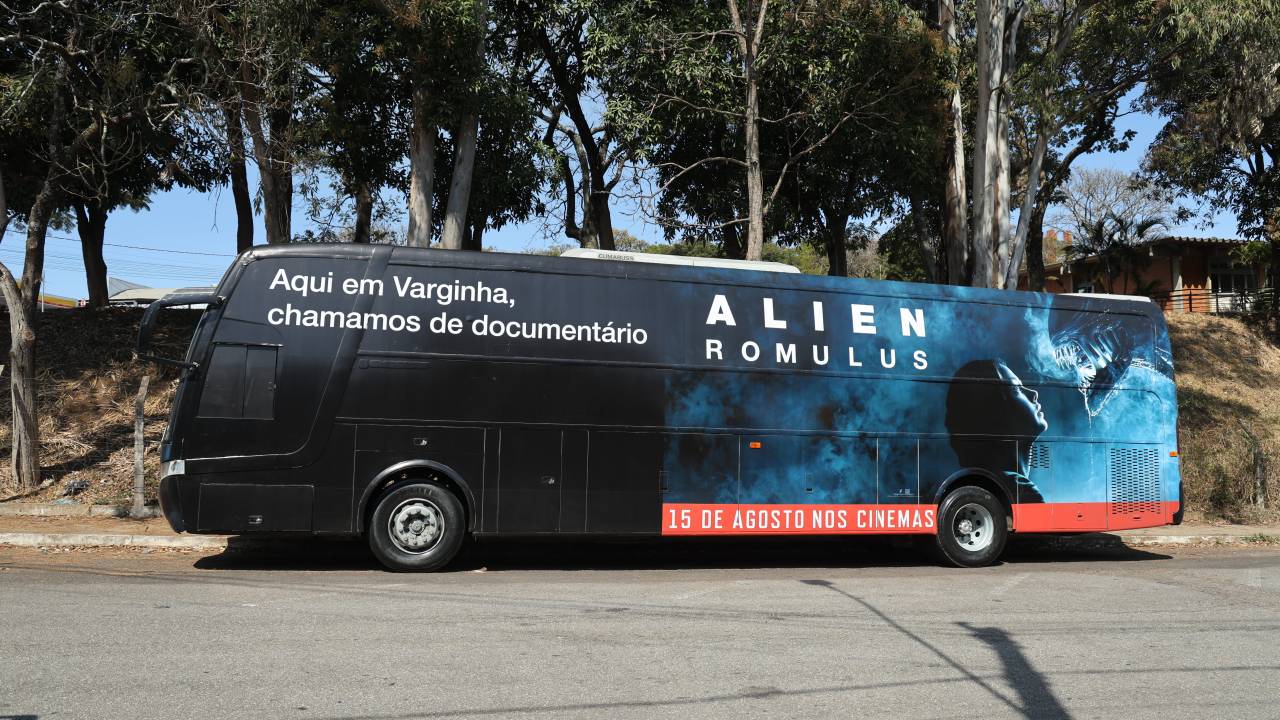 Ônibus em Varginha ironiza histórico da cidade com extraterrestres para divulgar 'Alien: Romulus'