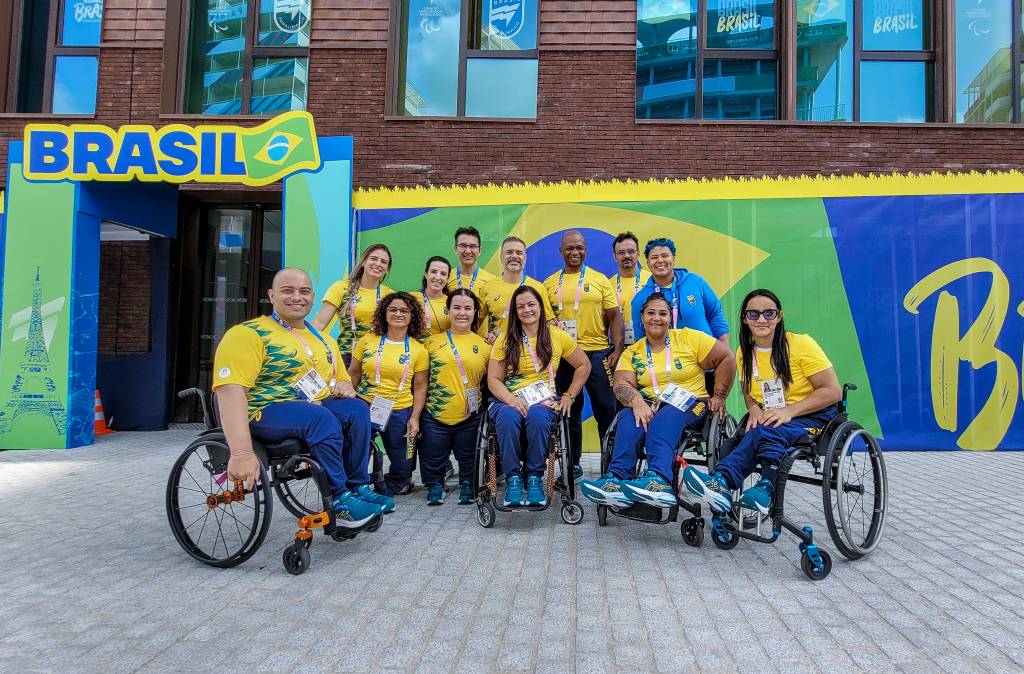 Delega_Halter_Vila_1 PARIS 2024 - Paralimpíadas: Delegação do Halterofilismo posa para foto em frente ao prédio do Brasil na Vila Paralímpica