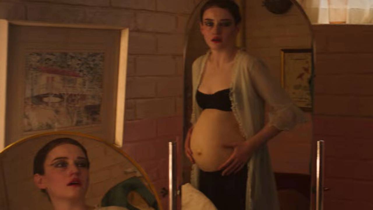 Julia Garner vive outra jovem inseminada pelo diabo em 'Apartment 7A'