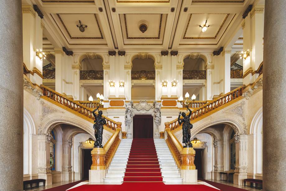 Hall principal do Theatro Municipal de São Paulo, projeto de Ramos de Azevedo inaugurado em 1911. A obra monumental teve a contribuição do Liceu de Artes e Ofícios de São Paulo na produção da serralheria dos caixilhos, tapeçaria e mobiliário da sala de espetáculos, além dos guarda-corpos e da balaustrada -